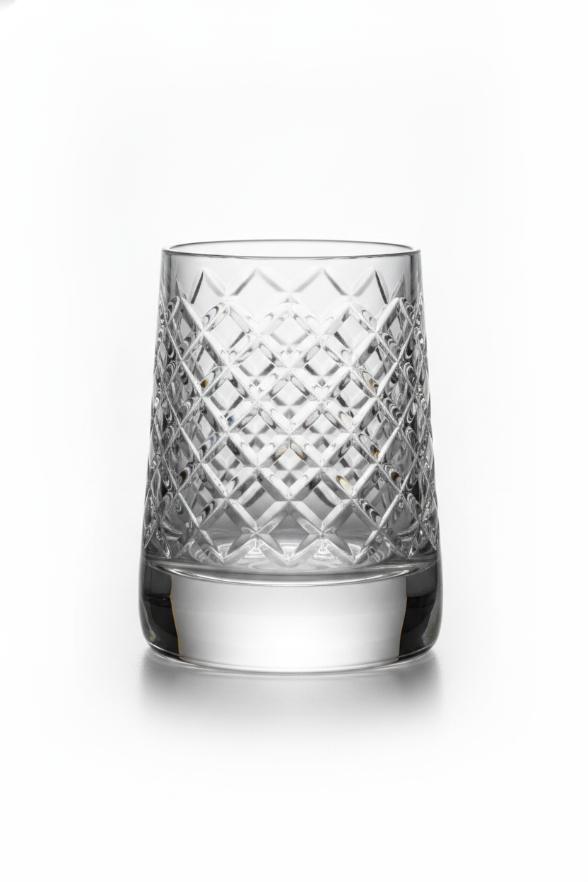 Girevole hand-cut crystal whiskey tumbler on white background