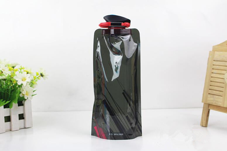 Black foldable 700 ml water bottle with carabiner clip