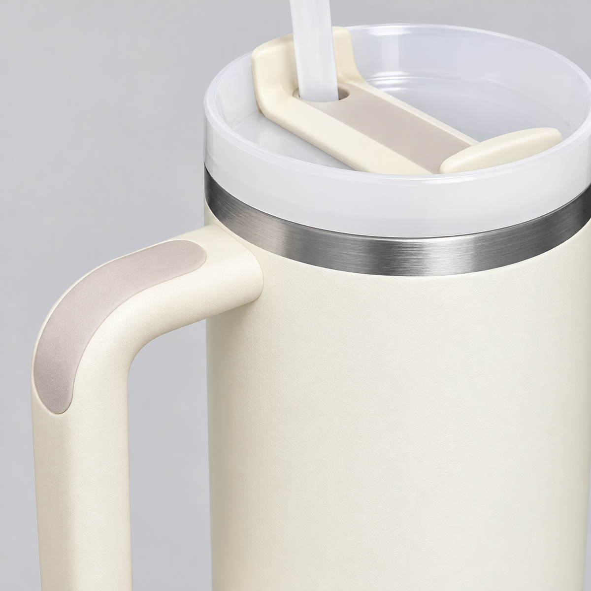 White tumbler with handle, lid and straw — detail