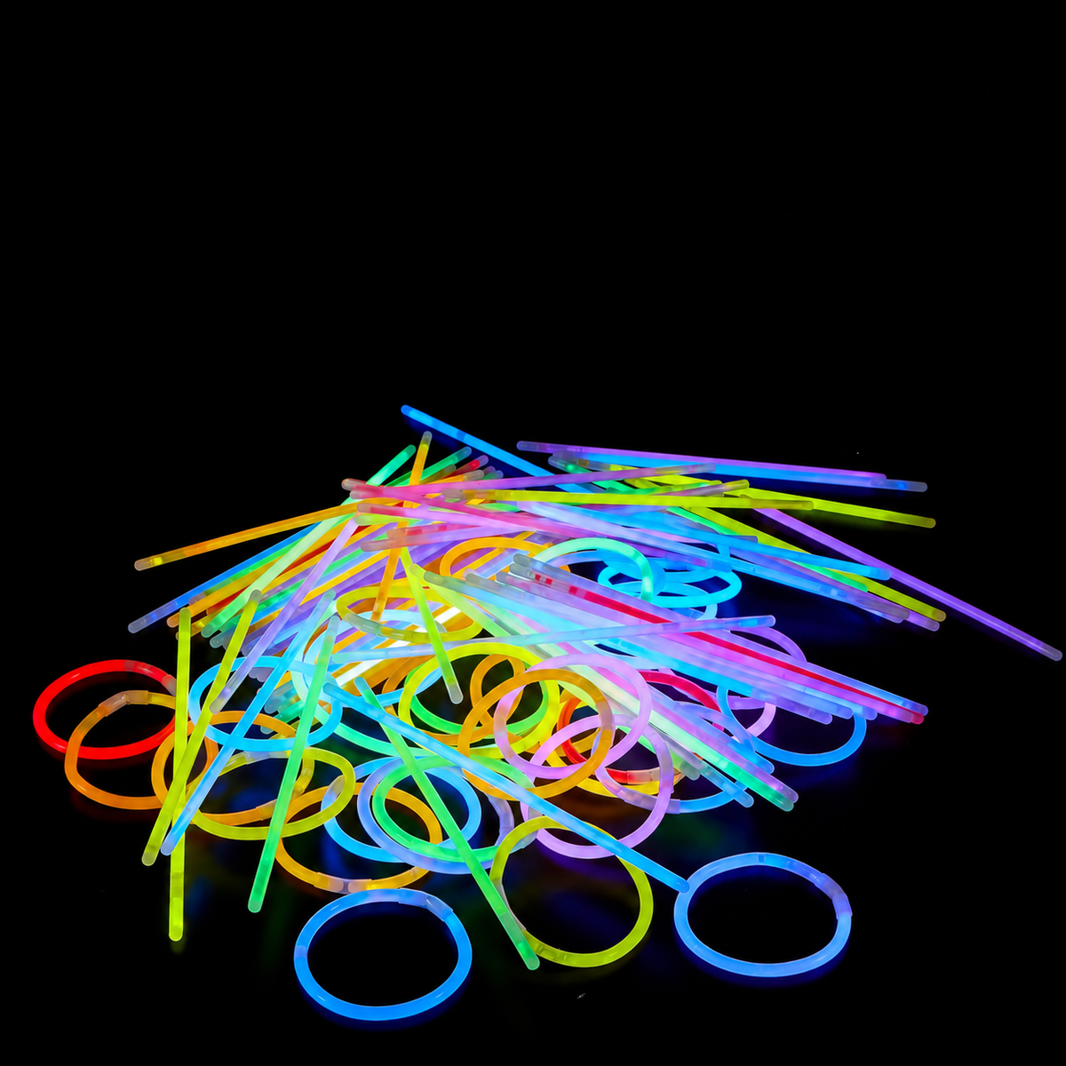 Representative selection of thin glow sticks and assembled bracelets with clear sleeve connectors; not the complete 600-stick pack.