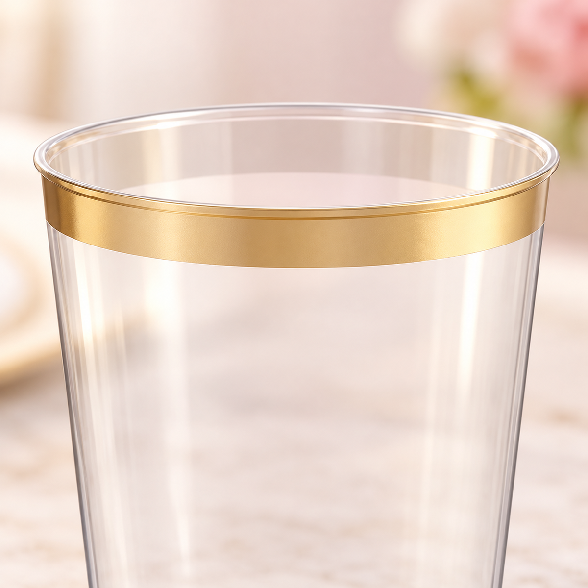 Close-up of the clear rolled rim and gold-coloured band.