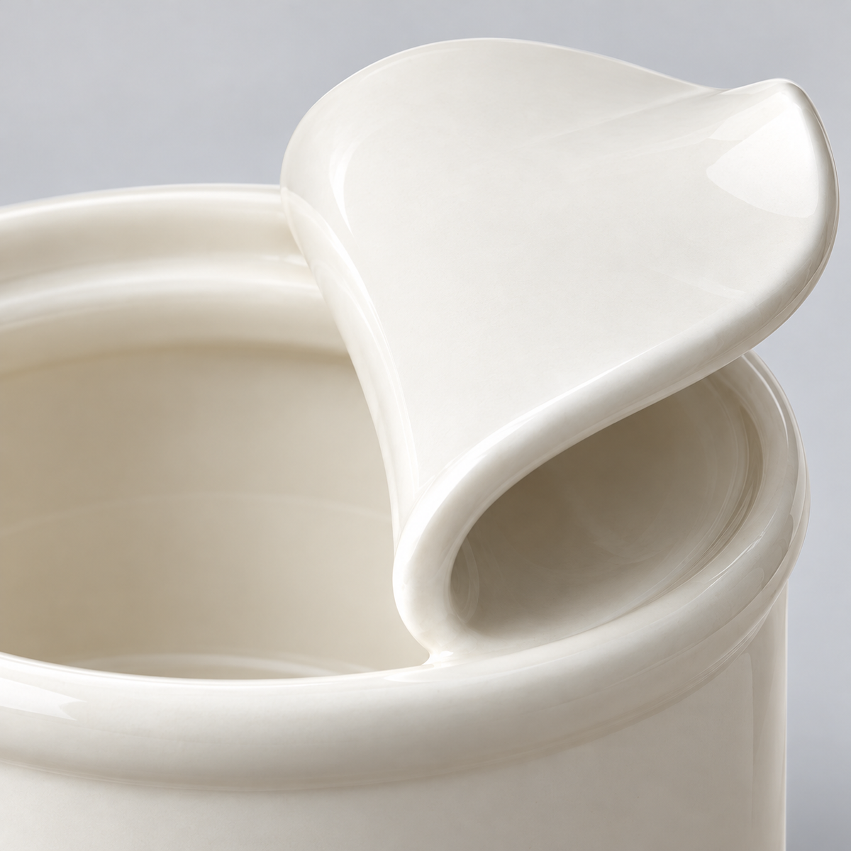 Lattina ivory ceramic bowl, permanently attached rolled rim closeup