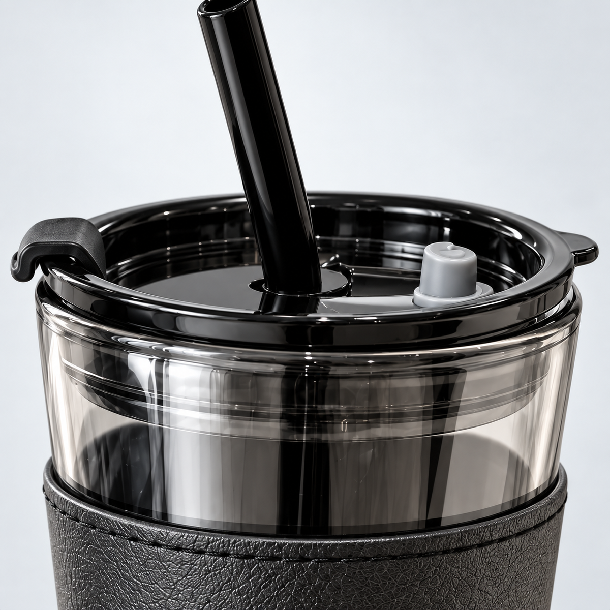 450 ml smoky glass cup lid detail showing black straw, black lid tabs and pale-gray stopper.