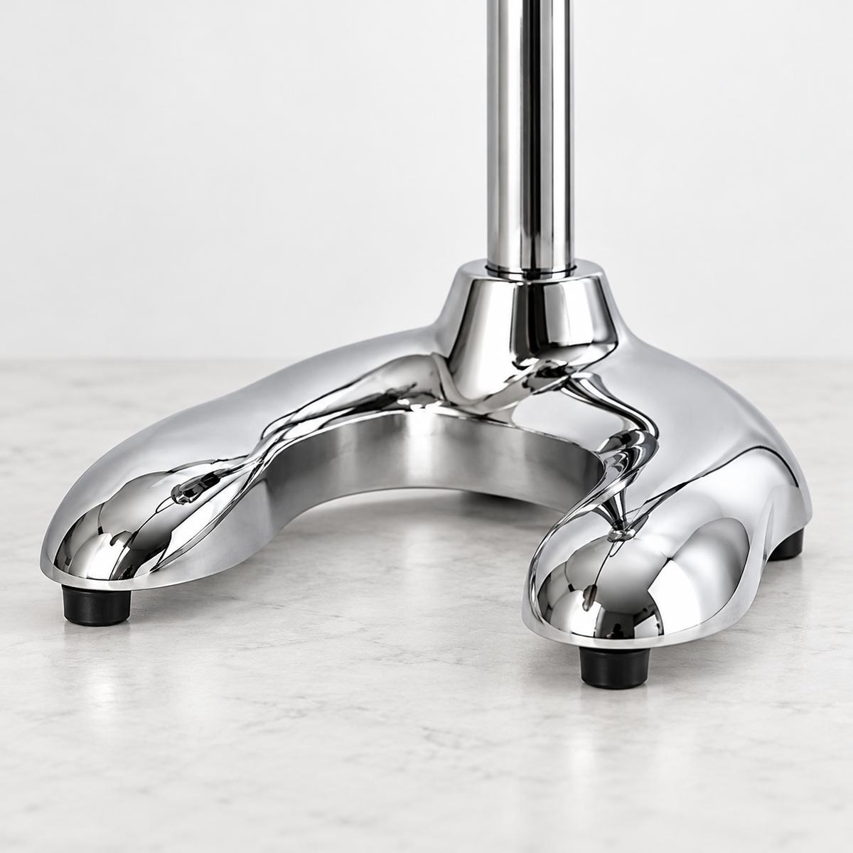 Close-up of the polished cast horseshoe base and rubber feet