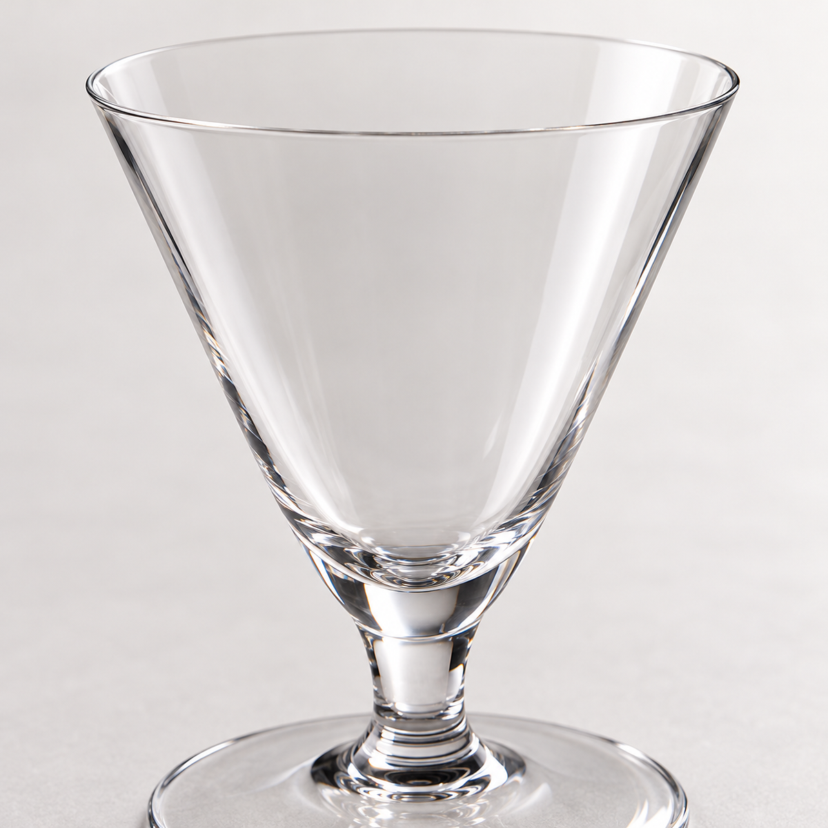 Short tapered crystal cocktail glass bowl and rim detail