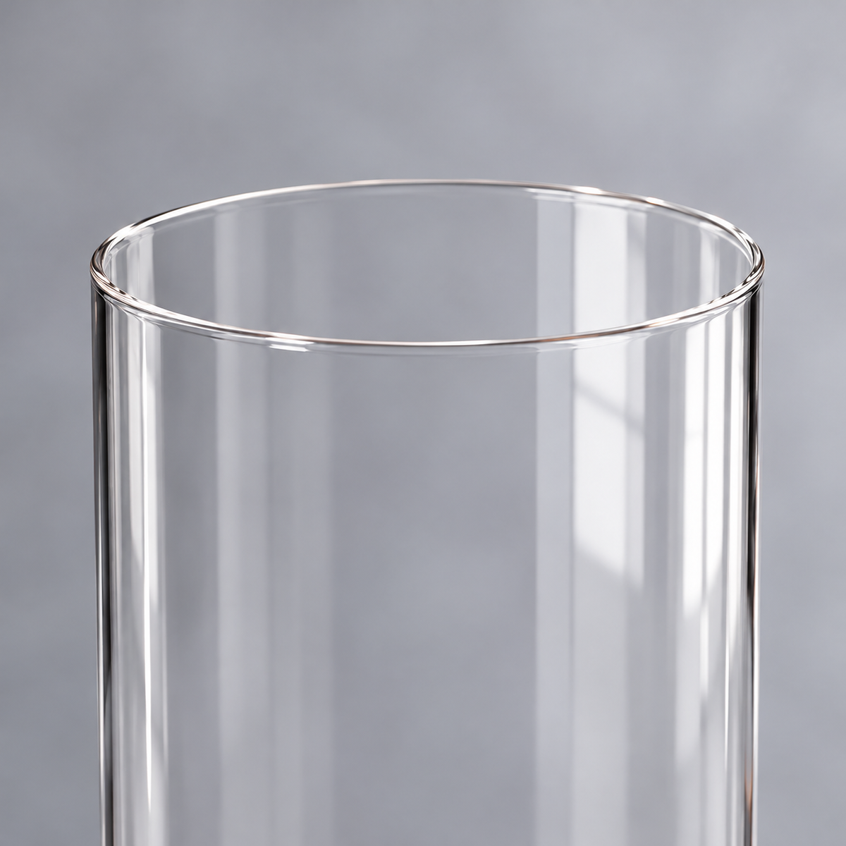 Thin circular rim of cylindrical crystal drinking glass