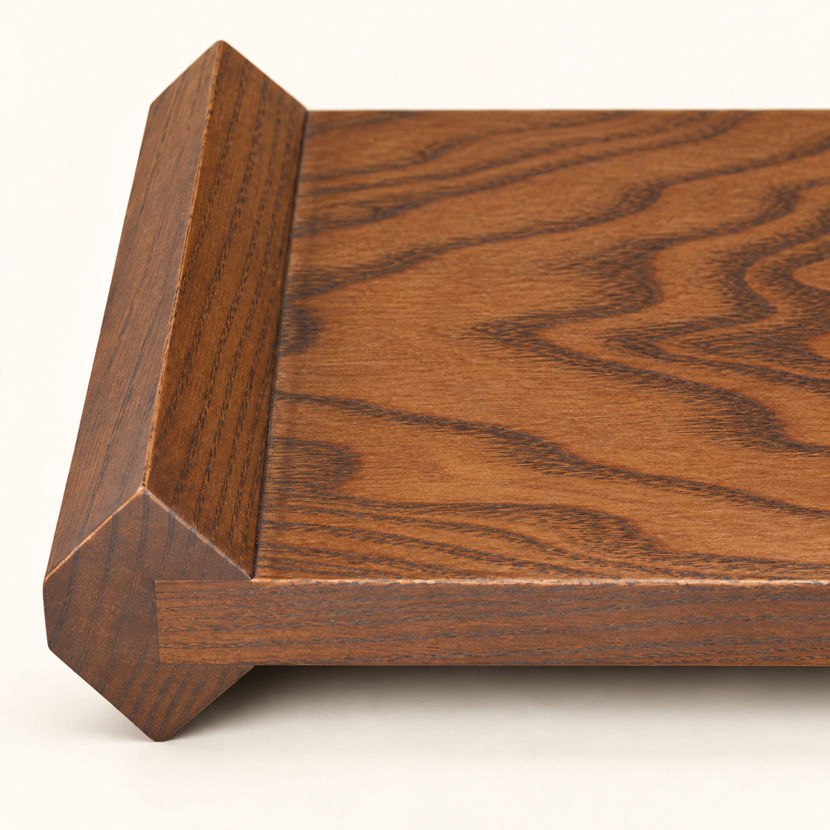 Close-up of the wooden riser's faceted end, front edge and visible wood grain